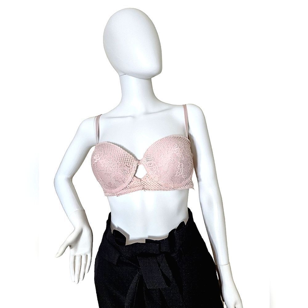 Jessica Simpson bra